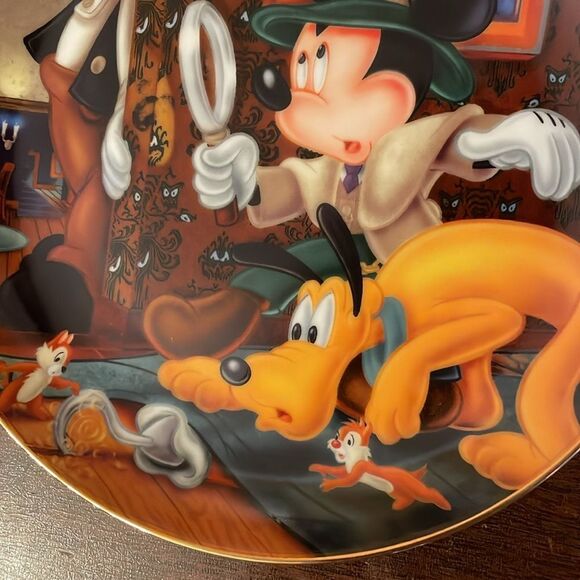 Disney Mickey Seeks a Clue Collectors Plate Official Disneyana Mystery 2002 NiB - Picture 3 of 8
